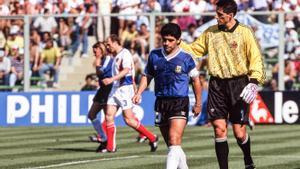 Ivkovic, con Maradona en el Mundial de 1990