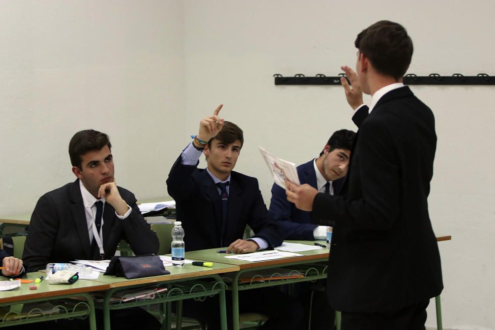 Las imágenes de la primera ronda del Torneo de Debate Escolar de Málaga, que cuenta con el respaldo de La Opinión de Málaga y la colaboración de la Obra Social de La Caixa