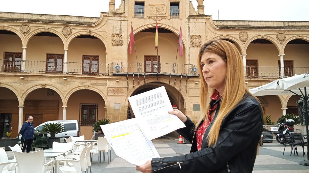 La edil popular Rosa María Medina mostraba las facturas aprobadas por el equipo de Gobierno en Junta de Gobierno, este martes.