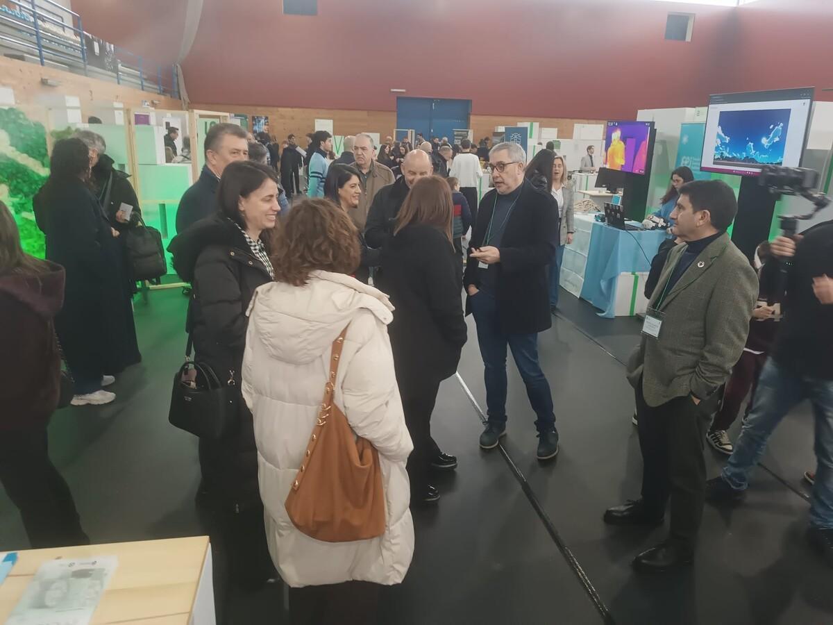 Ambiente entre los estands de InnovAmes, en el polideportiovo de Milladoiro