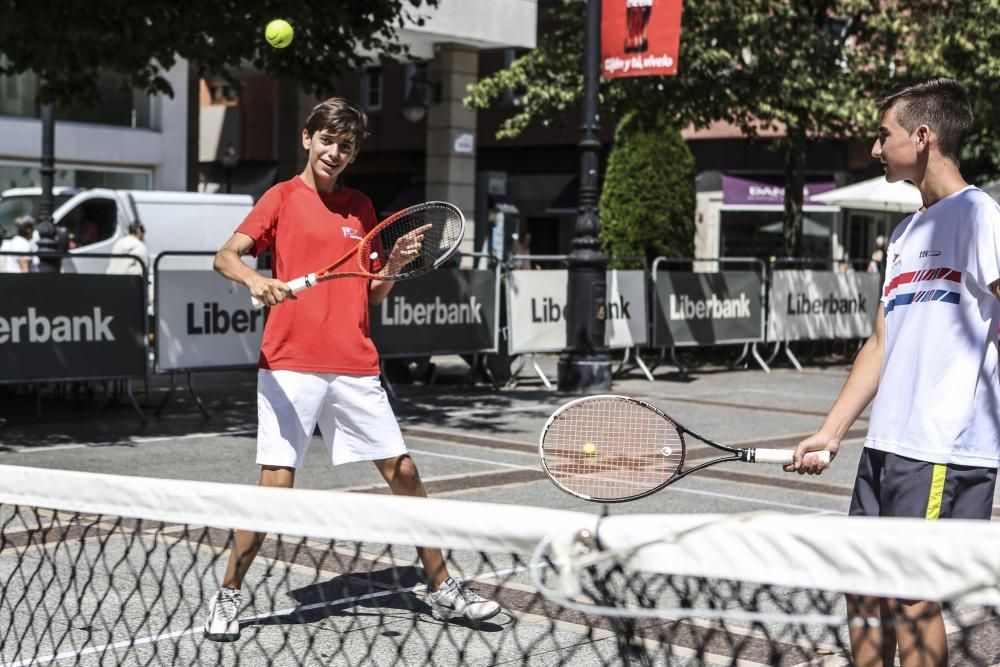 Partido de exhibición del Torneo Dionisio Nespral entre Pablo Carreño y Albert Montañés en el Paseo de Begoña