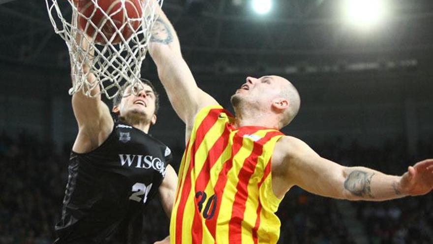 Todorovic machaca ante el barcelonista Lampe, en la mejor jugada de hace dos jornadas en la ACB.