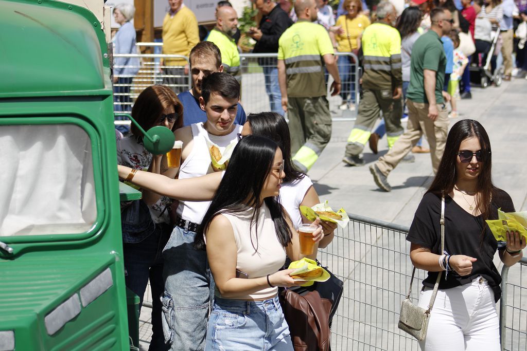 Reparto de pasteles de carne en las Fiestas de Primavera 2024