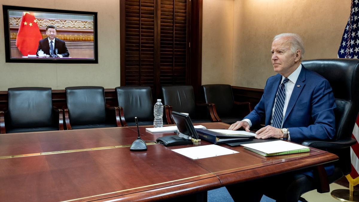 El presidente de Estados Unidos, Joe Biden, habla por video con el presidente chino, Xi Jinping, desde la Sala de Situación de la Casa Blanca en Washington