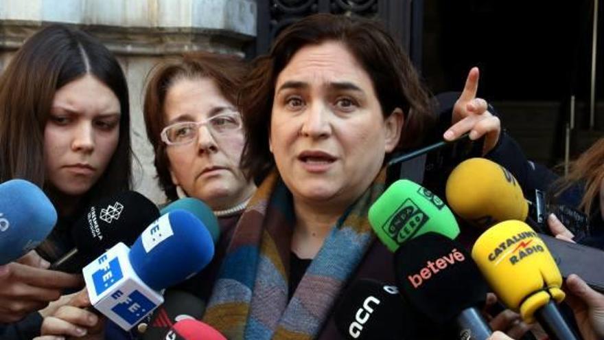 L&#039;alcaldessa de Barcelona, atenent ahir els mitjans a les portes del Conservatori Municipal de Música.
