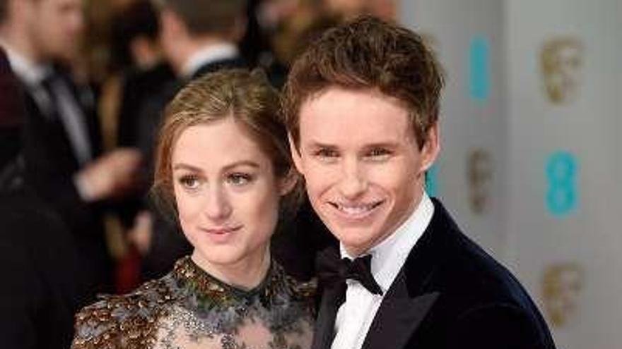 Eddie Redmayne y su mujer.