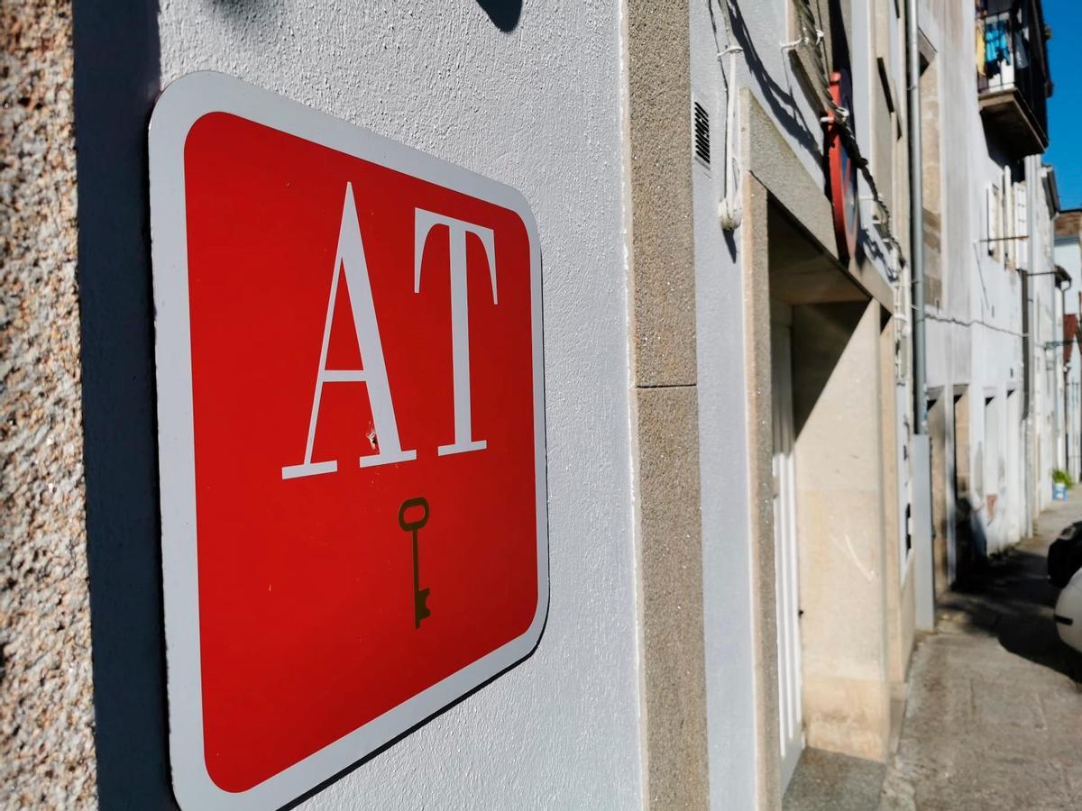 Placa que distingue a un apartamento turístico en Santiago de Compostela. Foto: S. R.