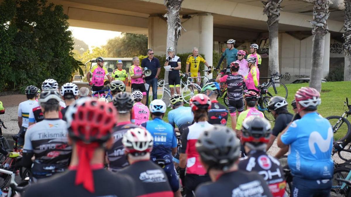 Acto de colocación de la primera bicicleta blanca en Córdoba.