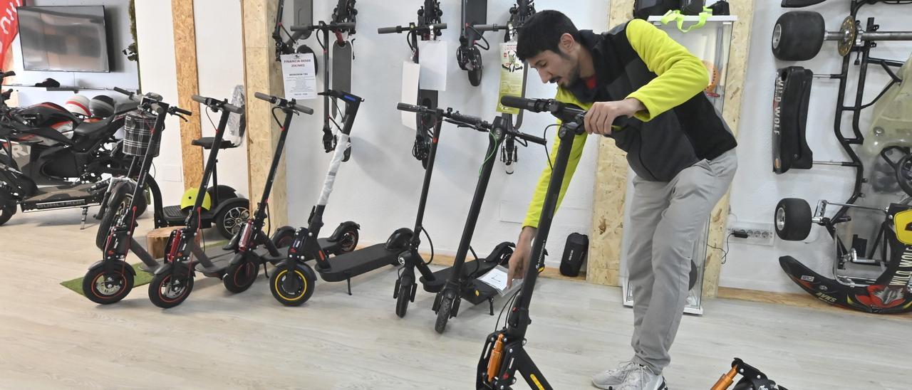 La venta de patinetes para circular está en auge en la provincia, como señalan desde Motos Eléctricas Castellón.