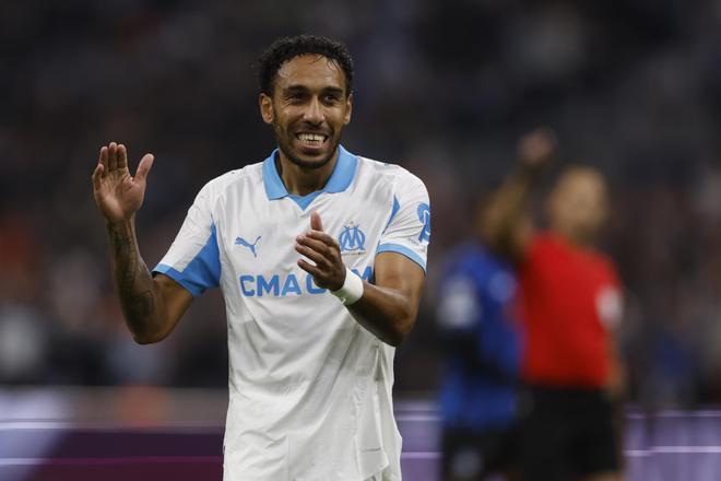 El último lío de Aubameyang: rocía con un extintor a un medallista mundial "para animar el ambiente"