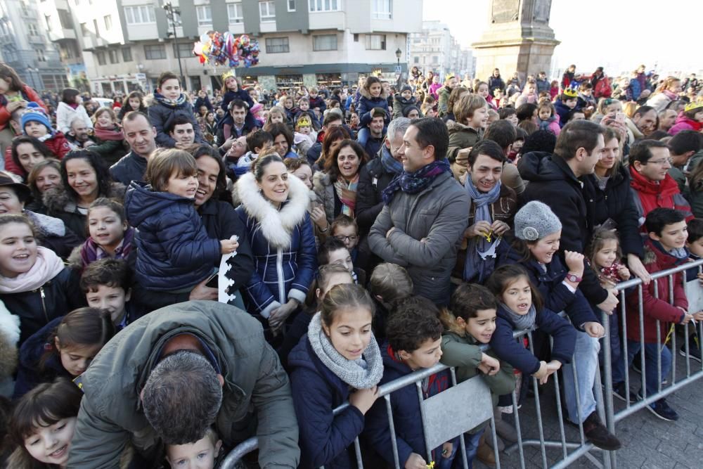 Una multitud recibe a los Reyes Magos en Gijón.