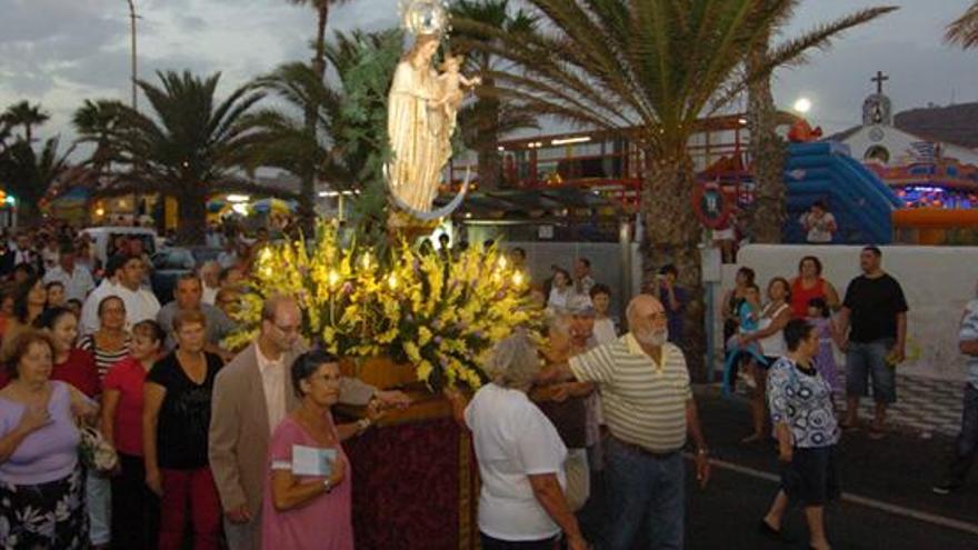 Un momento de la peregrinación del Cruce de Arinaga al templo de Playa de Arinaga. i LP/DLP