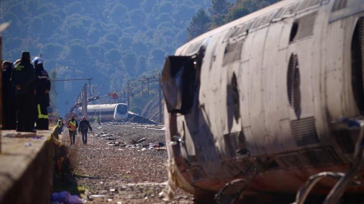 Uno de los trenes siniestrados en Adamuz, antes de su retirada de las vías.