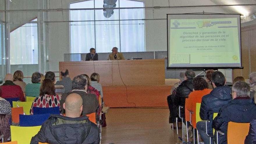 Al fondo, Bernabé Fernández y Tácito V. Suárez, durante la charla en Sotrondio.