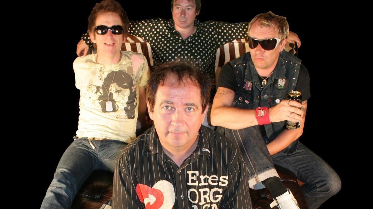 jgarcia6192463 nd exit pete shelley y es del grupo buzzcocks  va en las tre181207143518