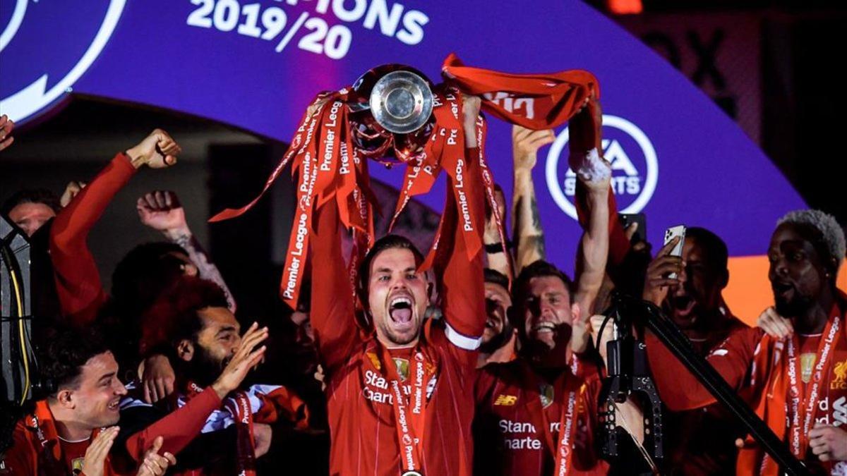 Henderson levanta la Premier League 2019/2020.