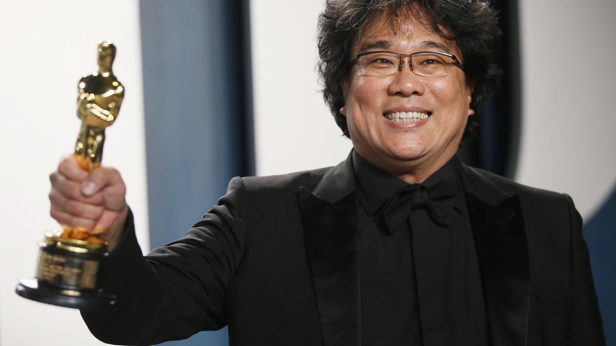Bong Joon Ho sostiene el Oscar a Mejor Película de 2020 por 'Parásitos' .