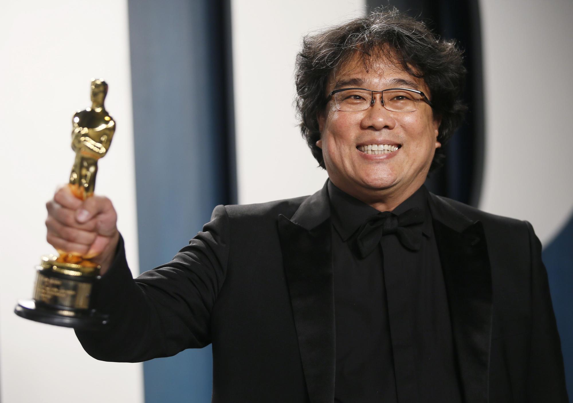 Bong Joon Ho sostiene el Oscar a Mejor Película de 2020 por 'Parásitos' .