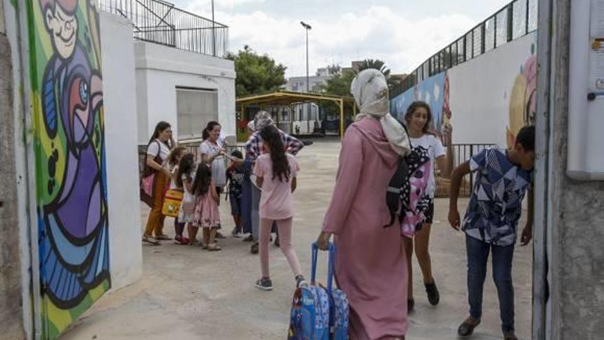 Padres y estudiantes a la salida de uno de los colegios donde se impartirá Religión Islámica