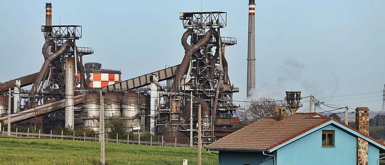 Los dos hornos altos de ArcelorMittal en Veriña (Gijón). | Juan Plaza