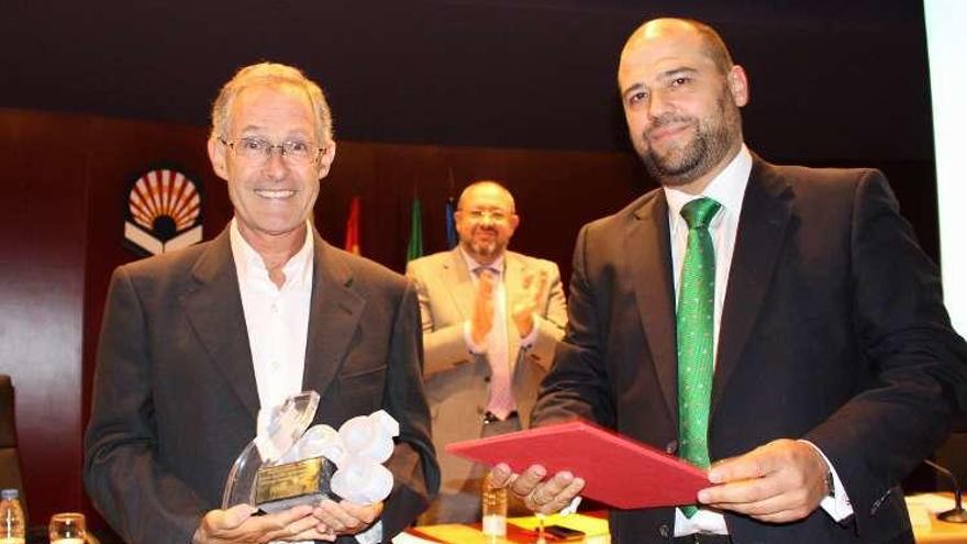 Ángel Carracedo (izqda), con el vicerrector de la Universidad de Córdoba, Enrique Quesada, ayer al recibir el galardón. // Faro