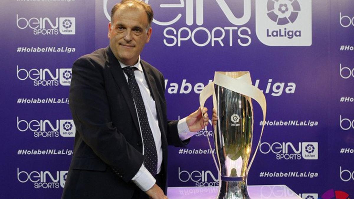 Javier Tebas, con el nuevo trofeo de LaLiga