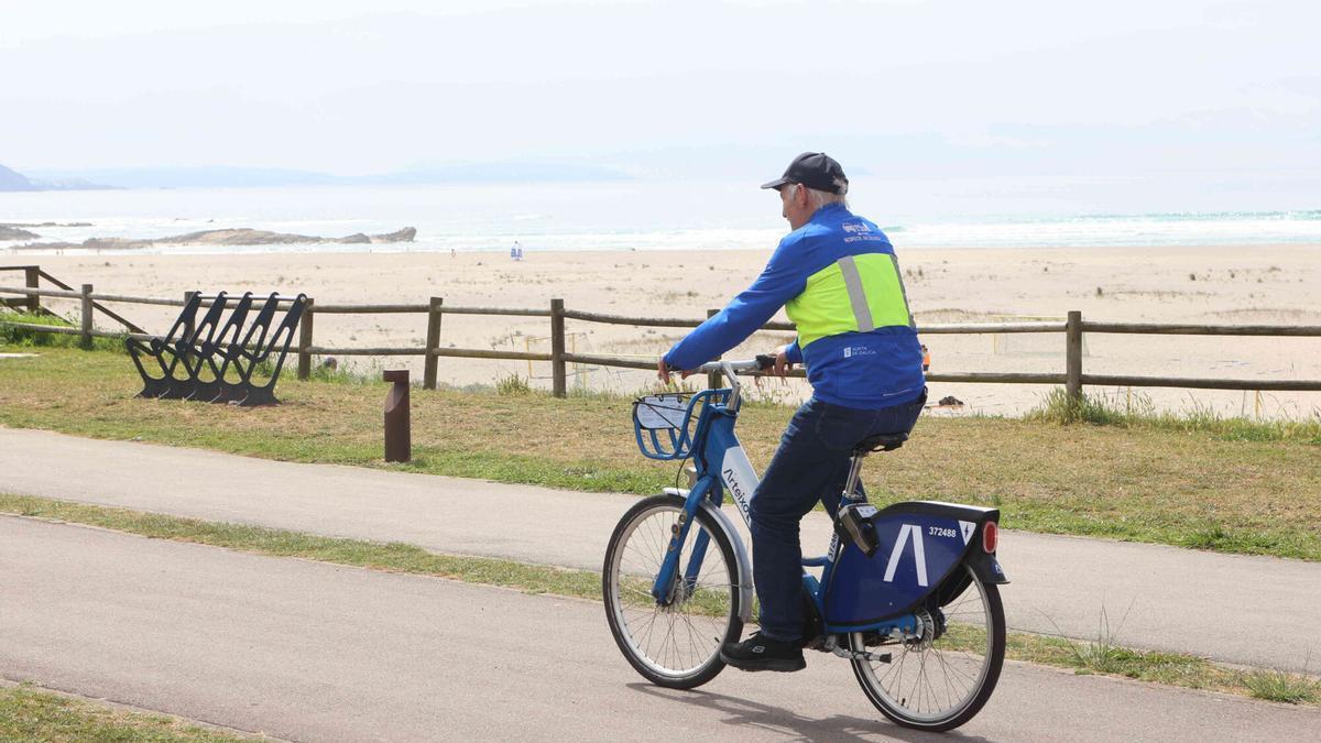 Un usuario utiliza biciArteixo en la playa de Sabón