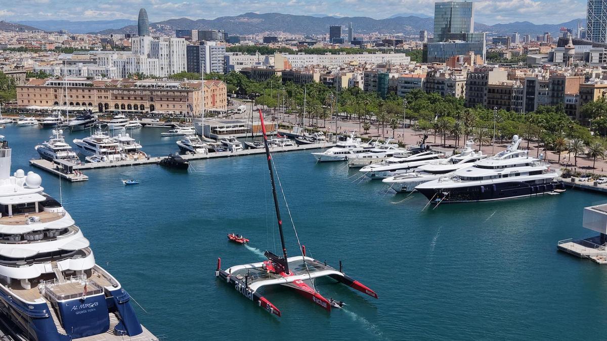 El trimarán más rápido del mundo atraca en Barcelona: vuela a 93 km/h y tiene un mástil más alto que un edificio de 12 pisos