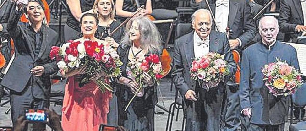 Lang Lang, Cecilia Bartoli, Martha Argerich, Zubin Mehta y Daniel Barenboim, saludando al público.
