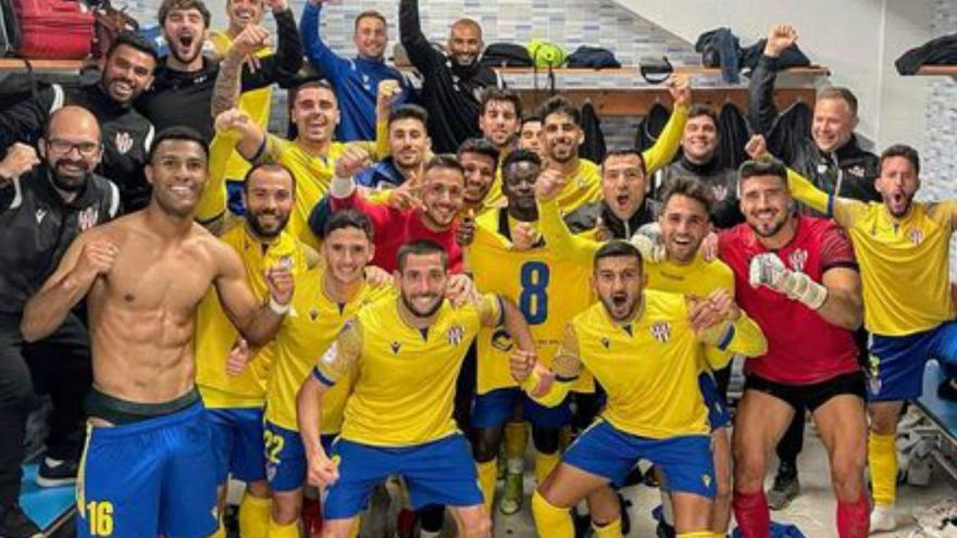 Chavarría le da al Vélez un gran triunfo en Coria y el Antequera cae frente al Villanovense