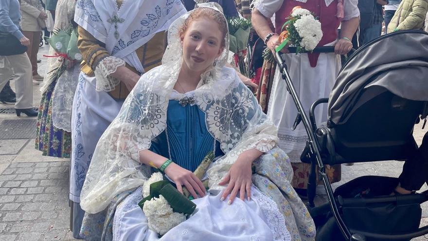 Ofrenda en silla de ruedas, una semana después de una luxación de rótula