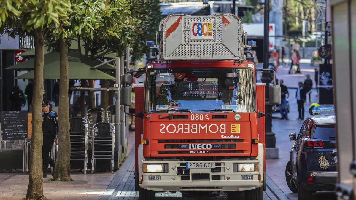 El despliegue de los servicios de emergencia en la calle San Francisco.