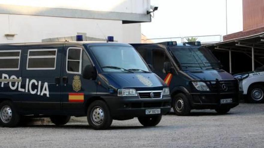 Vehicles de la Policia Nacional, a l&#039;aparcament de l&#039;hotel Travé.