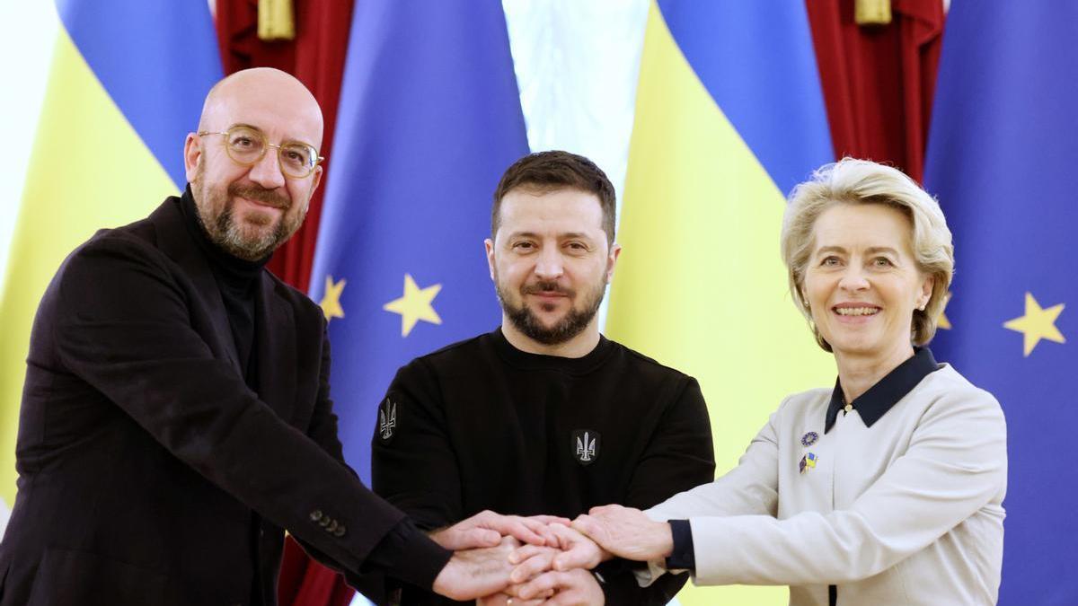 Charles Michel, Volodimir Zelenski y Ursula Von der Leyen se saludan durante una reunión en Kiev.