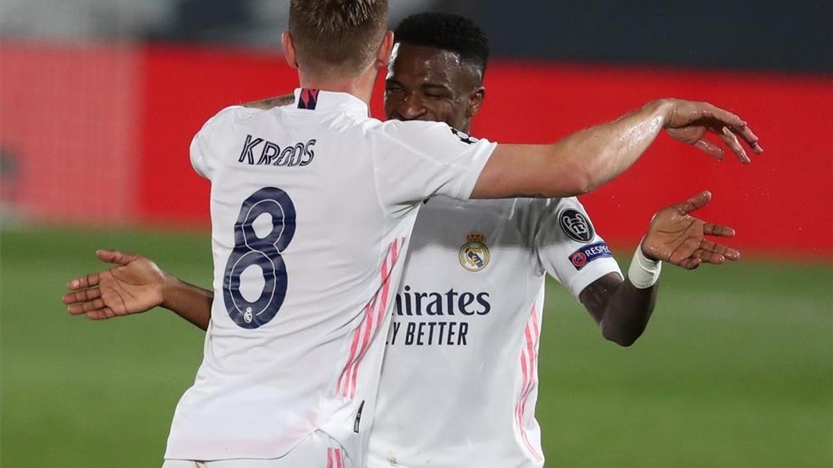 Toni Kroos y Vinicius celebran el 1-0 ante el Liverpool