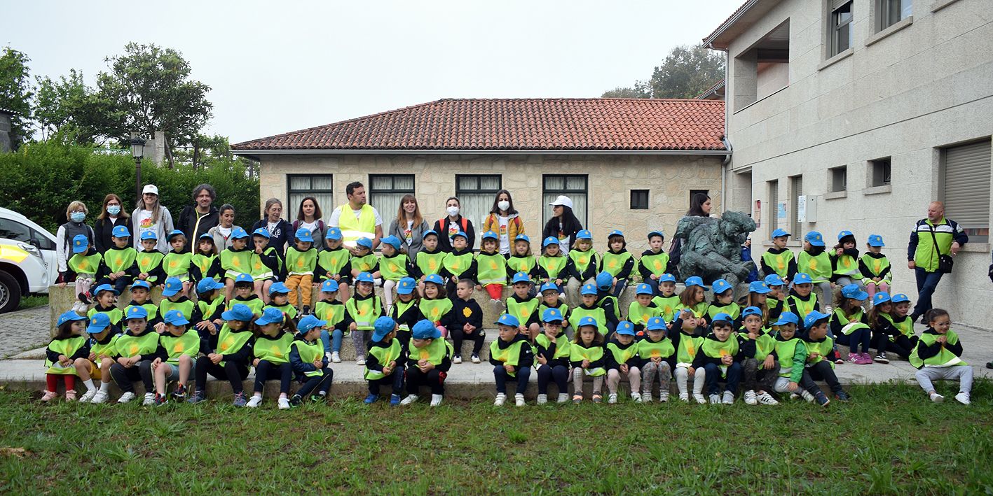 La foto de familia de los niños y sus profesoras.