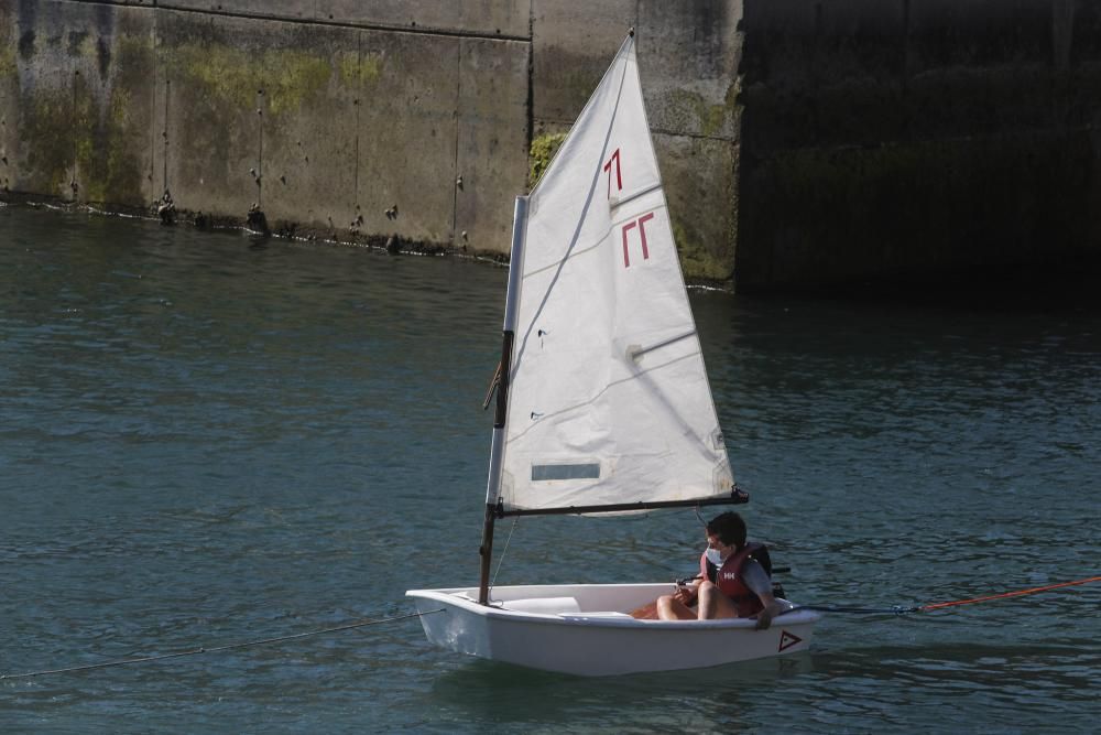 Nueva normalidad en las escuelas de vela de Gijón