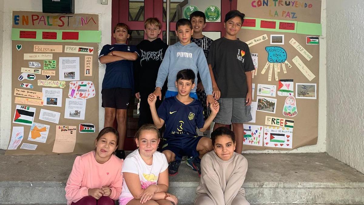 Alumnos del Matemático Pedrayes junto al mural en favor de Palestina