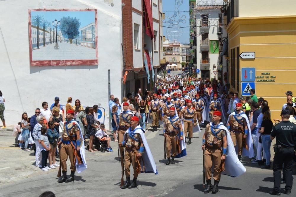 El Cristo del Perdón y de la Vera Cruz ha recorrido las calles, decoradas con cruces florales, macetas, enseres y banderillas de colores, acompañado de cientos de fieles