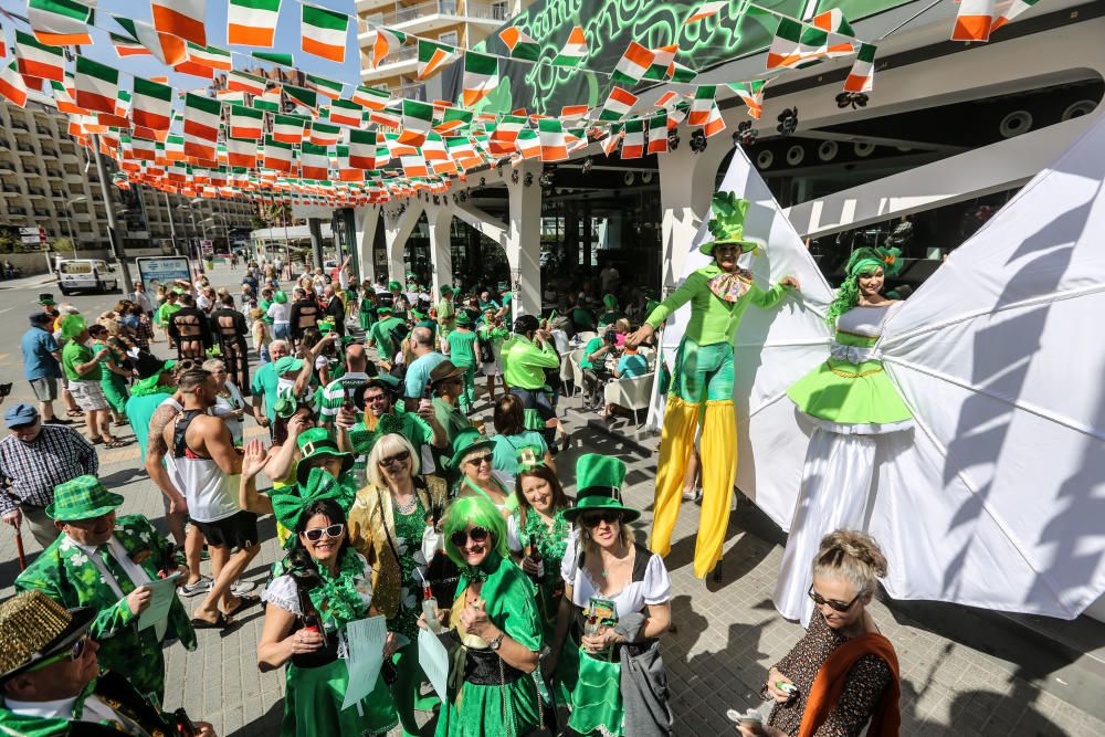 Cientos de turistas y vecinos celebran la fiesta nacional irlandesa y tiñen las calles de verde