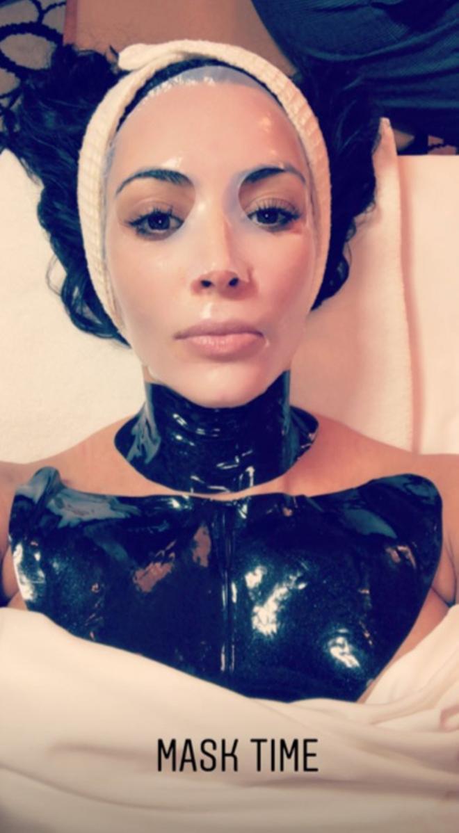 Kim Kardashian con mascarilla en el cuello y el escote