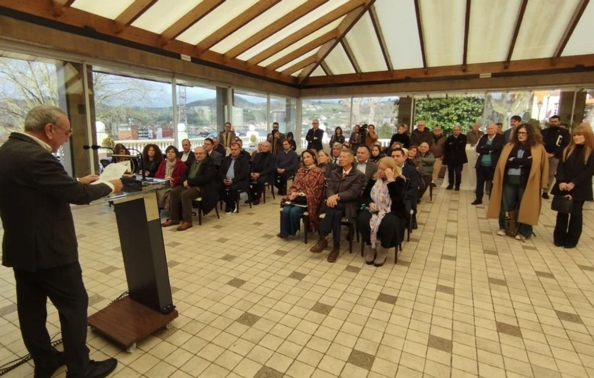 Nino Antuña, director de la Fundación Marino Gutiérrez, lee el fallo del premio especial.  | M. Á. G.