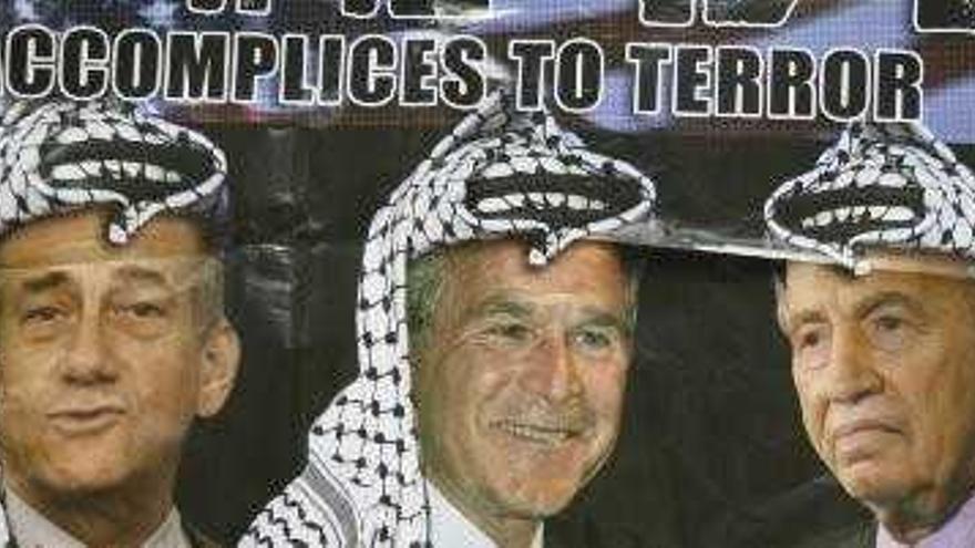 Una cartel de protesta, en el que se puede ver al primer ministro israelí, Ehud Olmert, al presidente estadounidense, George W. Bushy del presidente israelí, Shimon Peres cubiertos con el pañuelo palestino.
