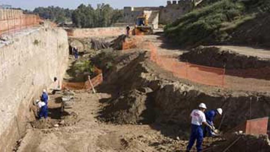 Las obras de la alcazaba descubren una escalera almohade y su desagüe original