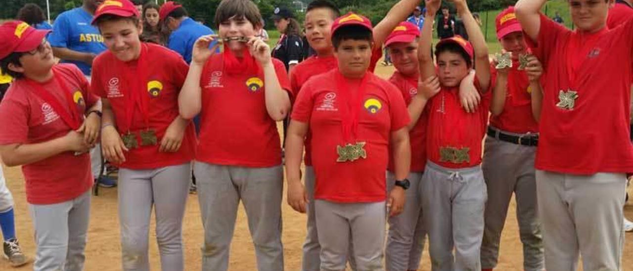 Los jugadores del Piles celebran el título.