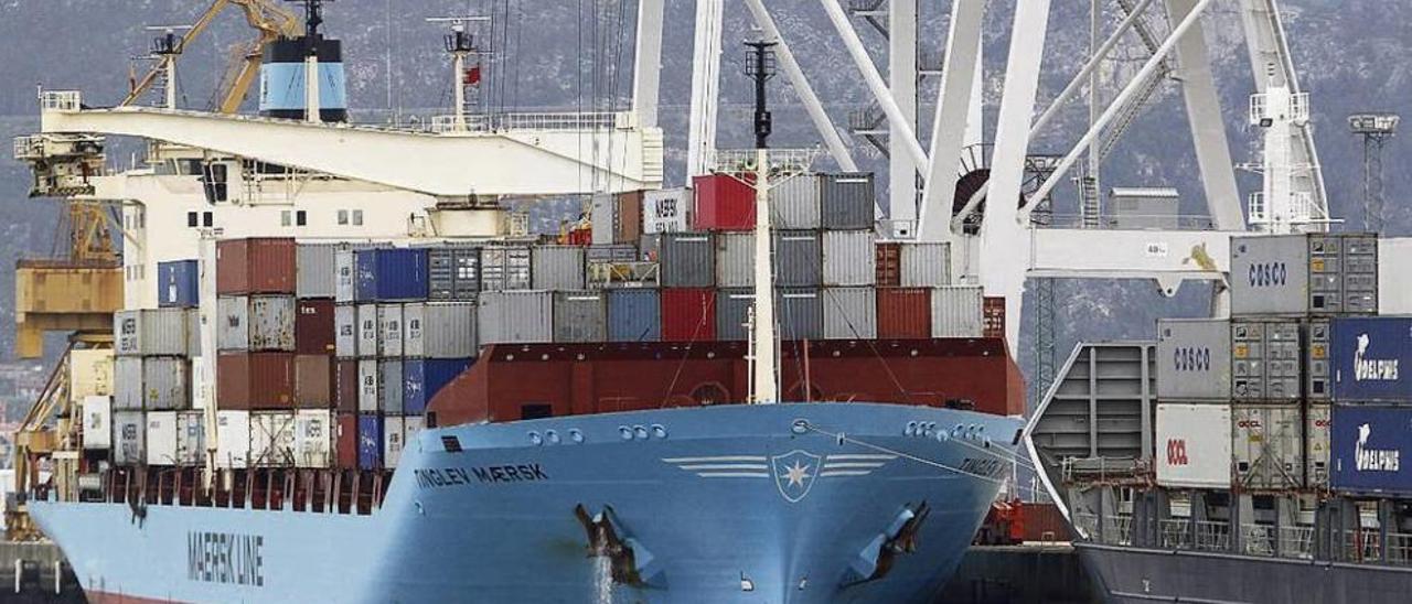 Un buque de Maersk Line, cargado de contenedores, atracado en los muelles de Guixar. // R. Grobas