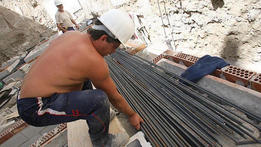 Calor. Los trabajadores del sector de la construcción soportan temperaturas superiores a los 35 grados durante los meses de verano.