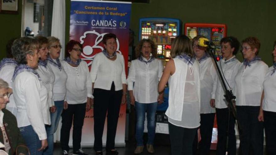 El «Rosario Acuña», ayer, en la cafetería Armú de Candás.