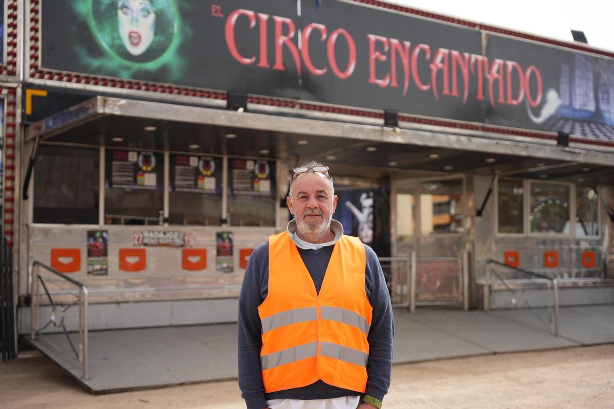 Devis Sami Rossi, responsable del Circo Encantado, en la nueva ubicación en Badajoz.