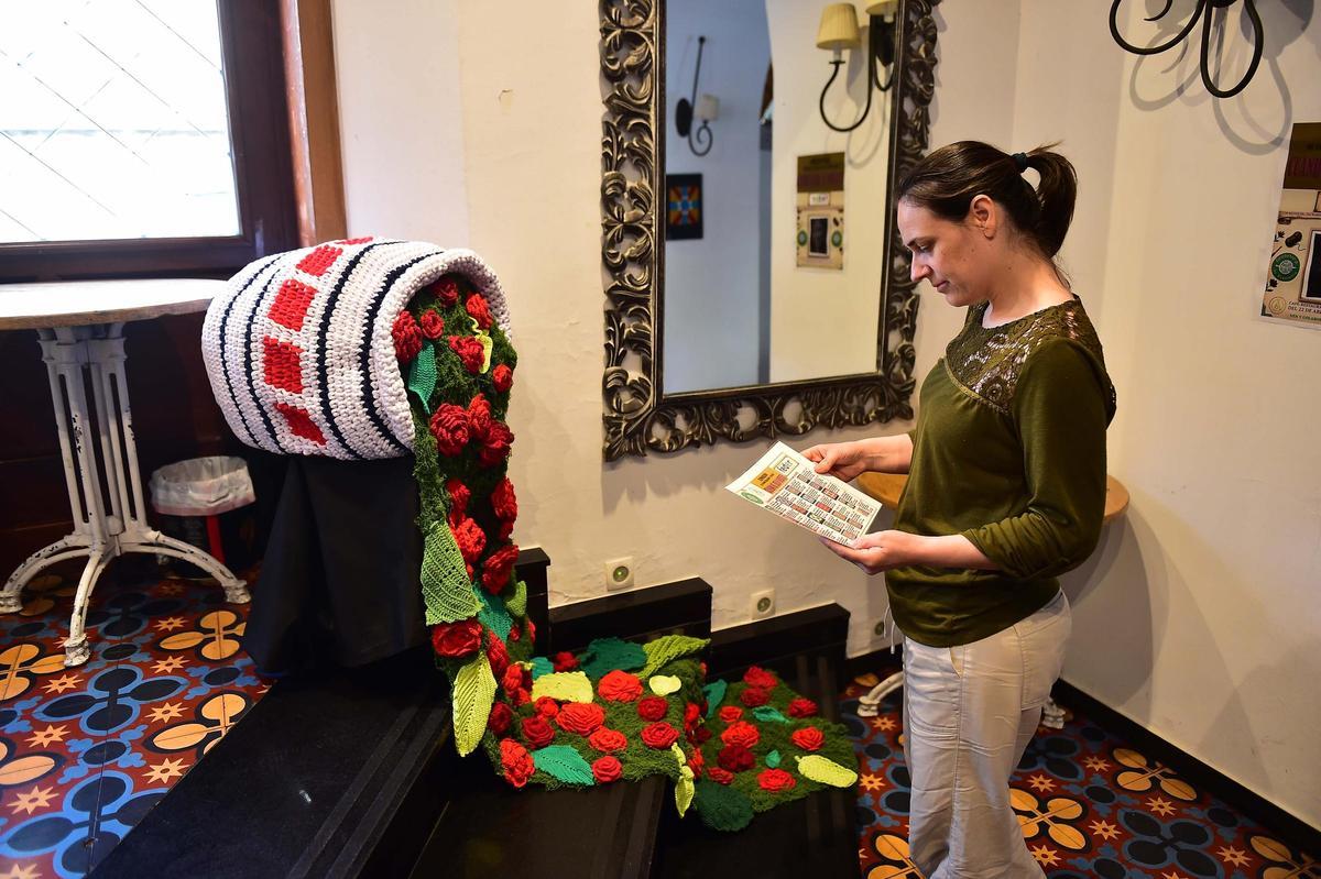 Obras en crochet que forman parte de la exposición en la cafetería Santa Ana de Plasencia.
